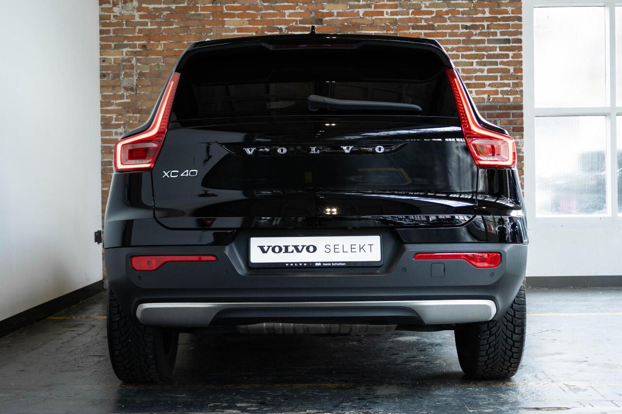 Volvo XC40 B4 Inscription | Verwarmbare voorstoelen en achterbank | Verwarmbaar stuurwiel | 360° parkeercamera | Adaptive cruise control | Premium audio | BLIS | Volvo on Call | Parkeerverwarming | Parkeersensoren voor + achter |