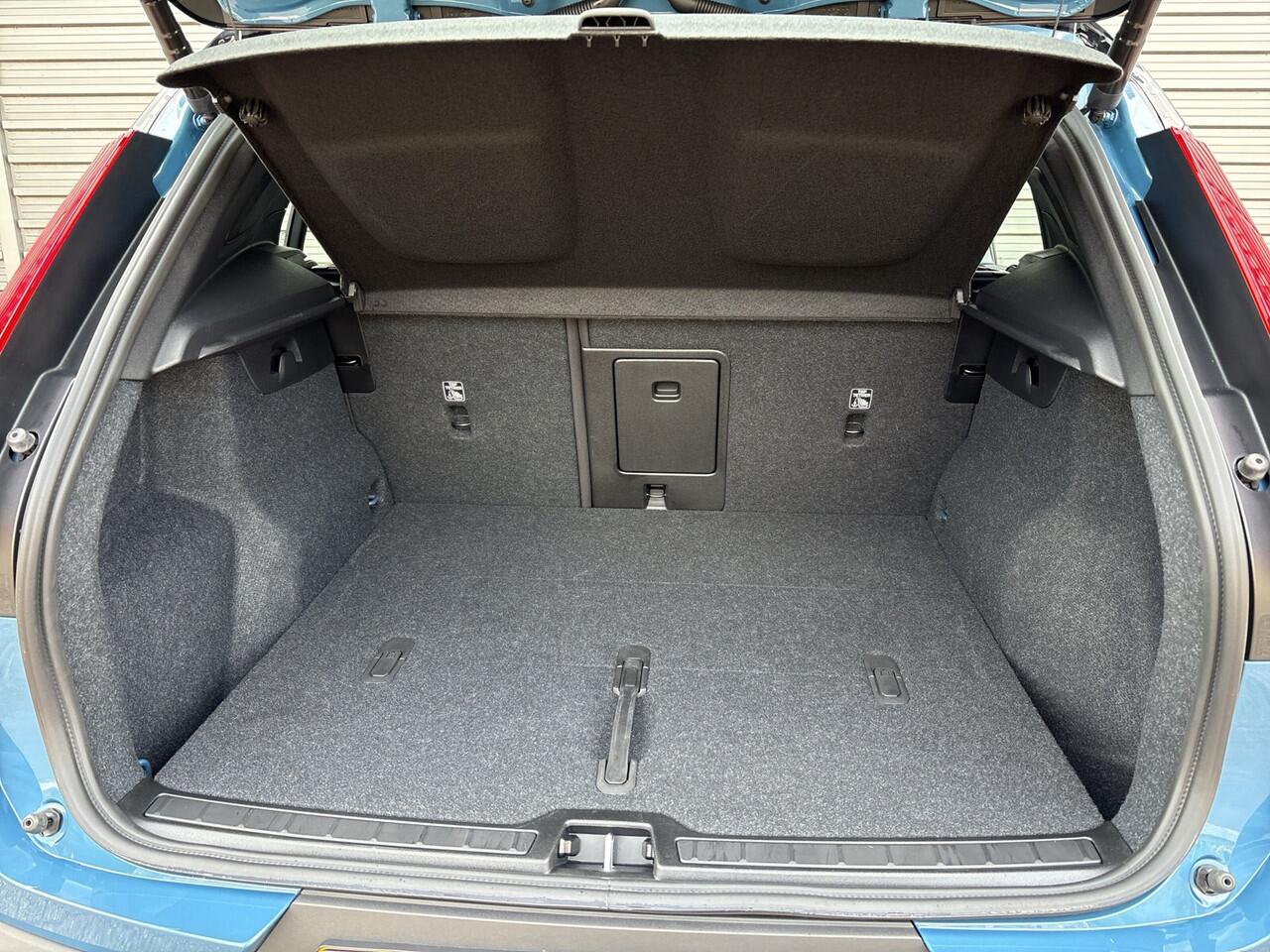 Volvo XC40 Extended Range Plus 82 kWh / Trekhaak / Achteruitrijcamera / Dodehoekdetectie / Stoelverwarming /