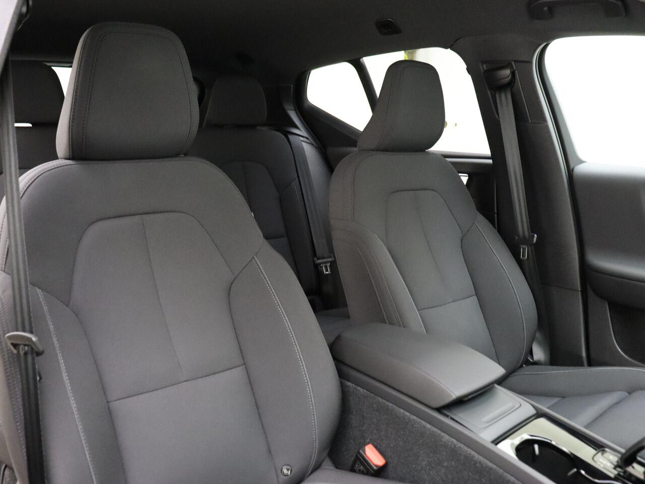 Volvo XC40 Extended Range Plus 82 kWh / Keyless entry / BLIS / Stoel/- en stuurverwarming / Trekhaak / Camera /