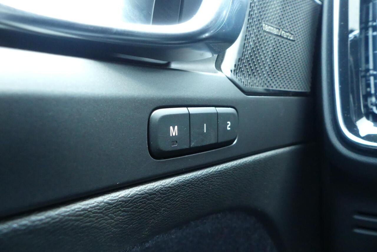 Volvo XC40 1.5 T4 Recharge R-Design FACELIFT! ADAPTIEVE CRUISE, MEMORY SEAT, HARMAN/KARDON, STOELVERWARMING, CLIMA, NAVI, ELEK. ACHTERKLEP, 9.673KM