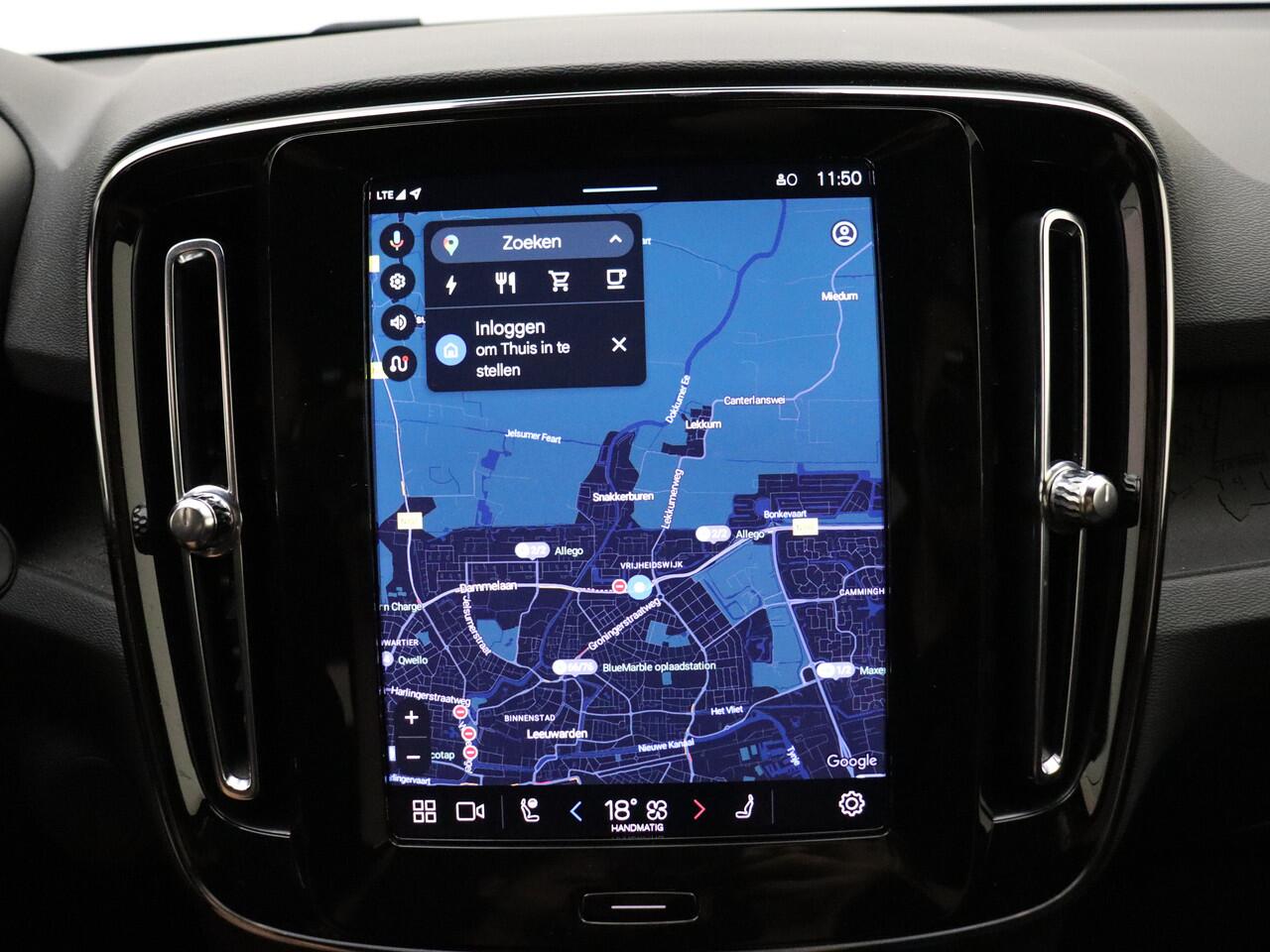 Volvo XC40 Extended Range Plus 82 kWh / Keyless entry / BLIS / Stoel/- en stuurverwarming / Trekhaak / Camera /