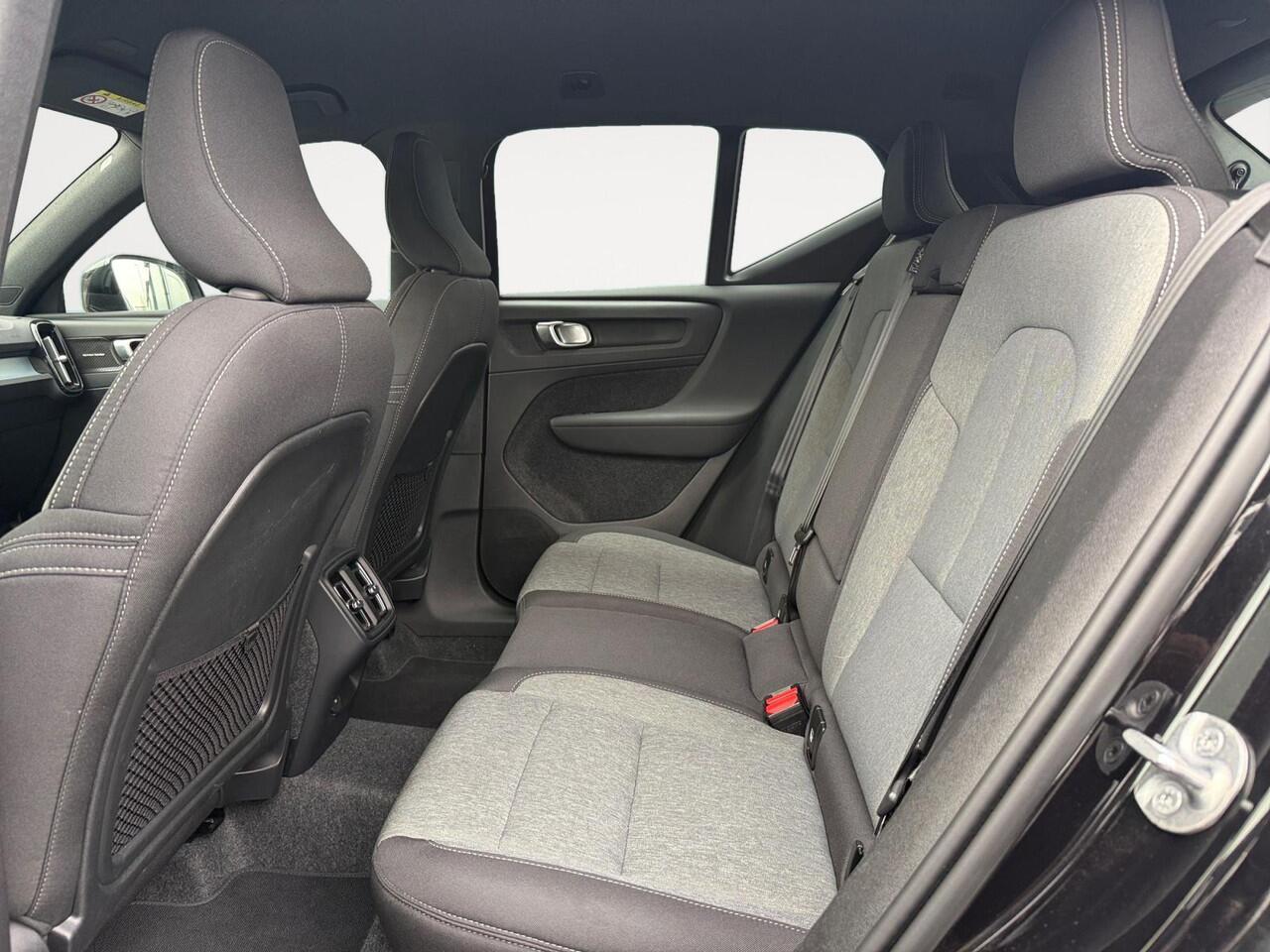 Volvo XC40 2.0 B4 Plus Dark | Keyless Entry | Stoelverwarming | Elektrische kofferklep | Adaptieve Cruise Control |