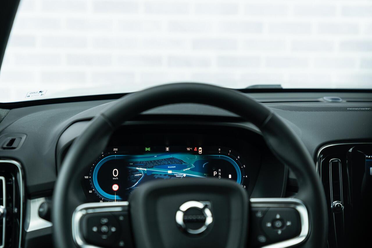 Volvo XC40 B4 Plus Dark Aut | Trekhaak 2000 kg | All-seasonbanden | BLIS | Adaptive Cruis control | 19" Wielen | Verw.voorstoelen | Verw. voorruit | Parkeercamera |