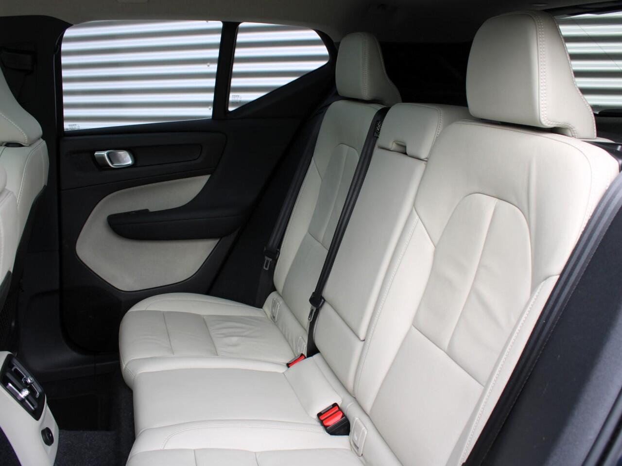 Volvo XC40 1.5 T4 Recharge Inscription Expression Automaat / Panoramadak / Leder interieur / Privacy Glass / 19" velgen