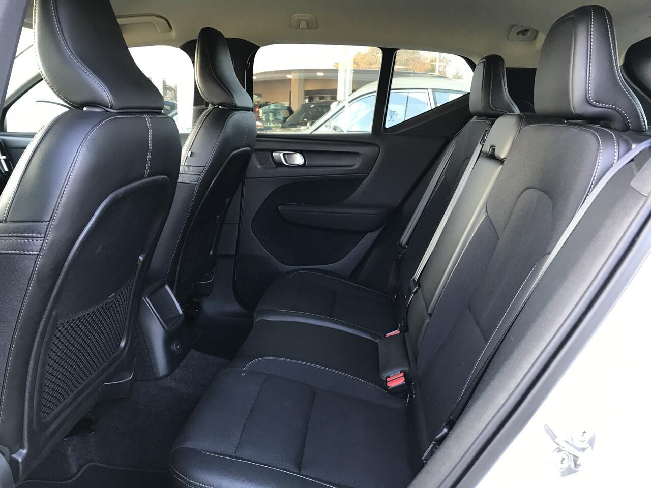 Volvo XC40 1.5 T5 Twin Engine Momentum Pro Automaat | Rijklaar incl 12 mnd Bovag | Roofrails Automatisch dimmende spiegels Carplay