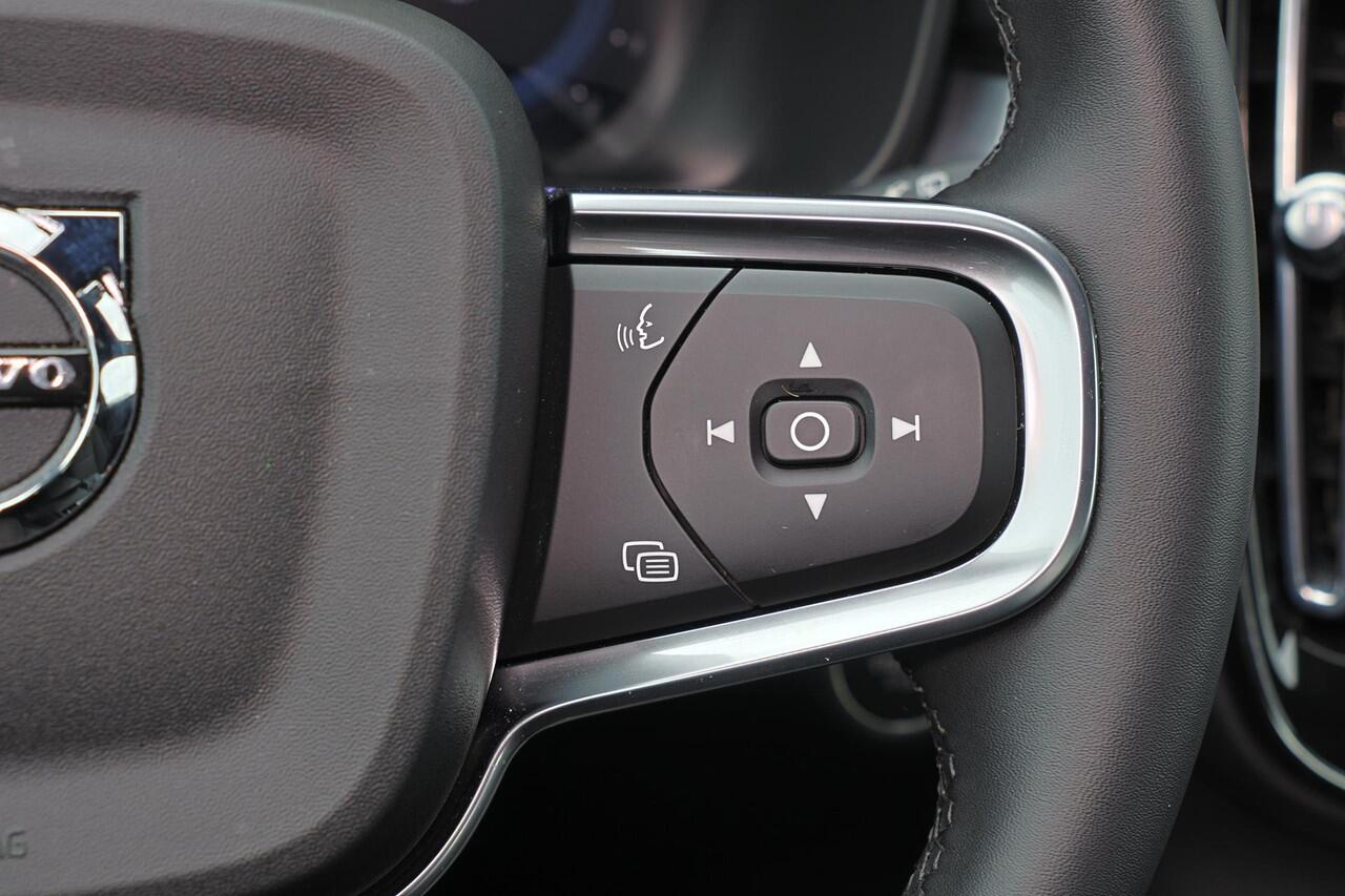 Volvo XC40 B4 Plus Dark - IntelliSafe Assist & Surround - Harman/Kardon audio - Parkeercamera achter - Verwarmde voorstoelen & stuur - Parkeersensoren voor & achter - Elektr. bedienb. voorstoelen met geheugen links - Draadloze tel. lader - Elektr. inklapbare trekhaa