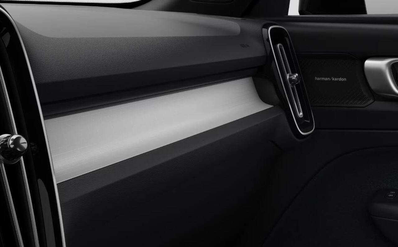 Volvo XC40 B4 211PK Automaat Plus Dark / Extra getint glas / Microtech/Nubuck / Camera achter