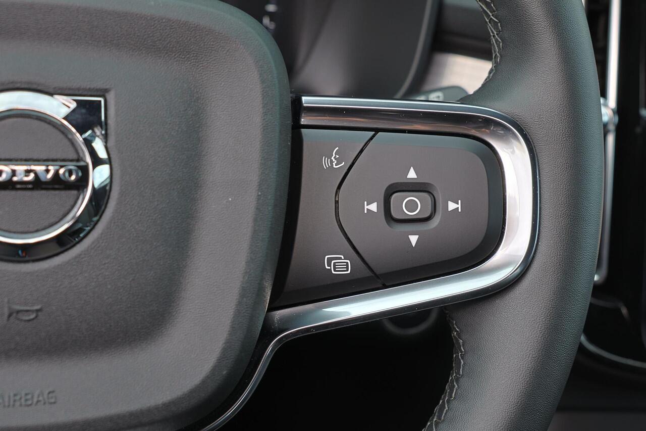 Volvo XC40 T5 Recharge Plus Dark - IntelliSafe Assist - 360º Camera - Harman/Kardon audio - Verwarmde voorstoelen & stuur - Parkeersensoren voor & achter - Elektr. bedienb. voorstoelen met geheugen links - Extra getint glas - 19' LMV