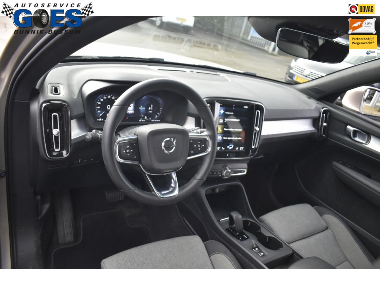 Volvo XC40 Core Recharge Plug-In Hybrid 2WD