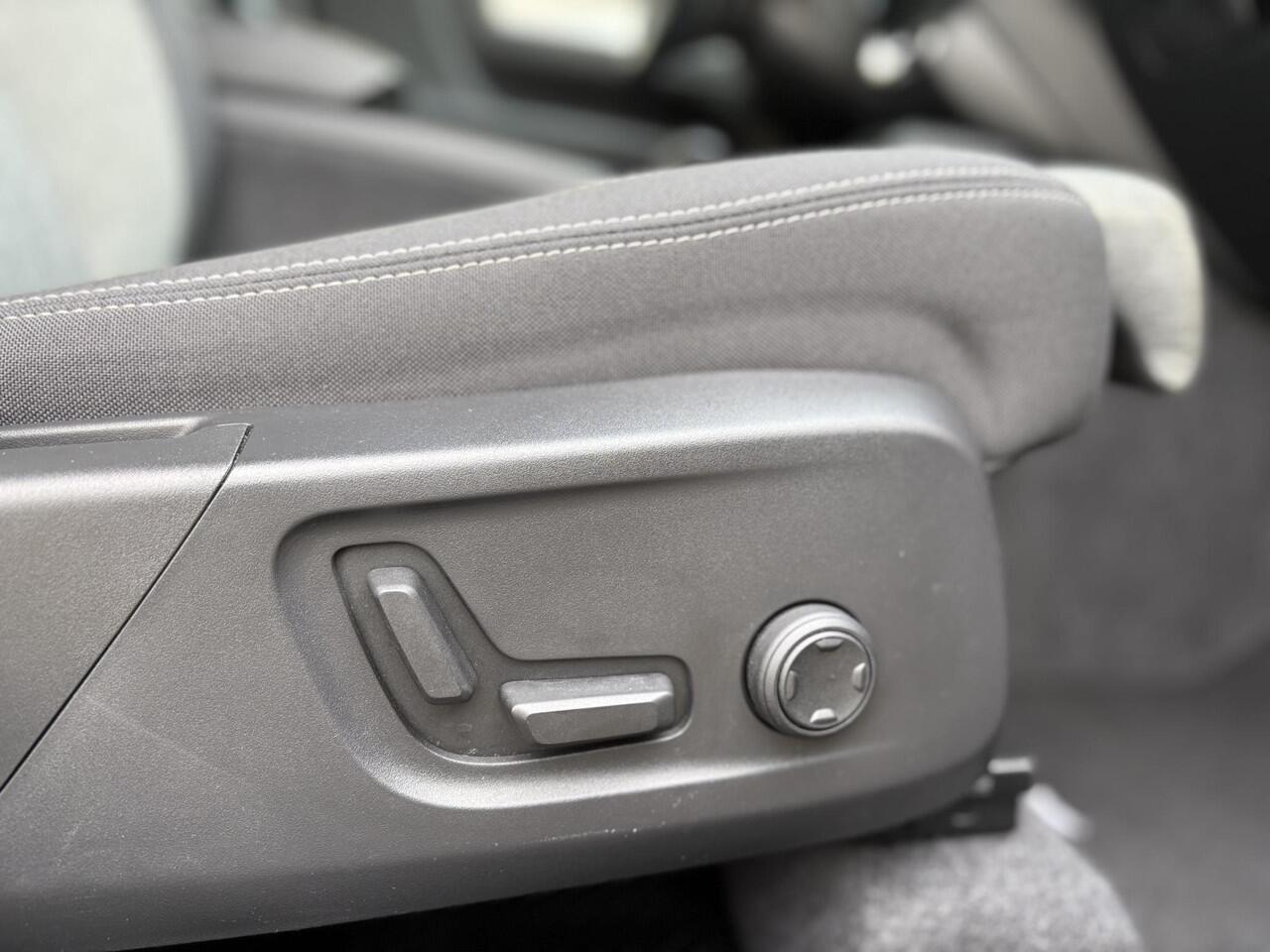 Volvo XC40 2.0 B4 Plus Dark | Trekhaak | Memory | Zitting verlengers | parkeersensoren vóór en achter | camera | Google auto | Full LED | verwarmde voorstoelen en stuurwiel | trekgewicht 2000KG! |