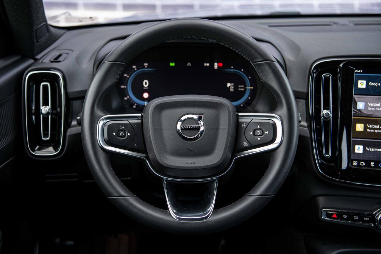 Volvo XC40 Recharge Plus 70 kWh | Adaptive Cruise Control | Dodehoek Detectie | SOH 95% | Stoel en Stuurverwarming | 20" | Nubuck Bekleding |