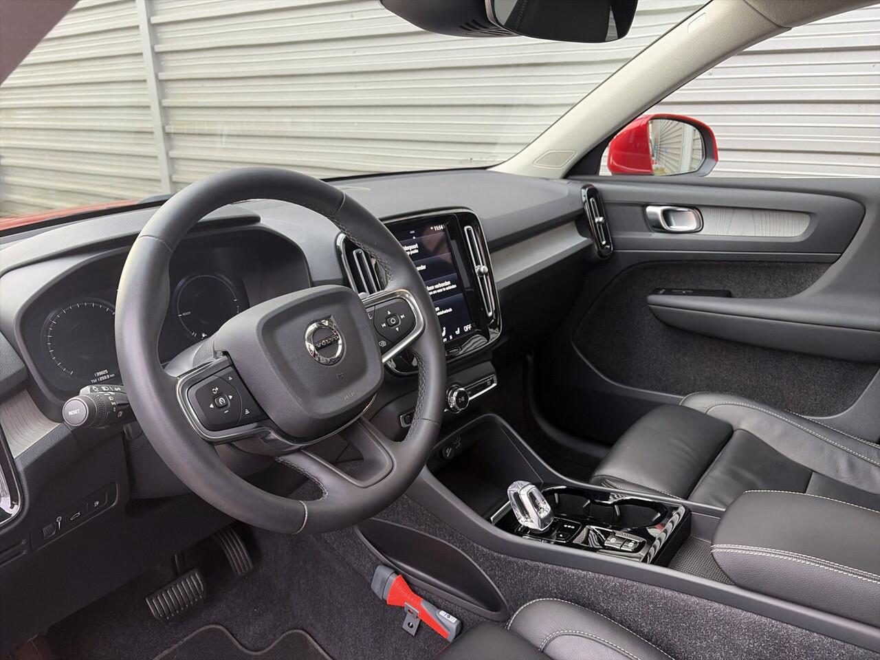 Volvo XC40 1.5 T4 Recharge Inscription / 19" Velgen / glazen panoramisch schuif-/kanteldak / Leder bekleding /