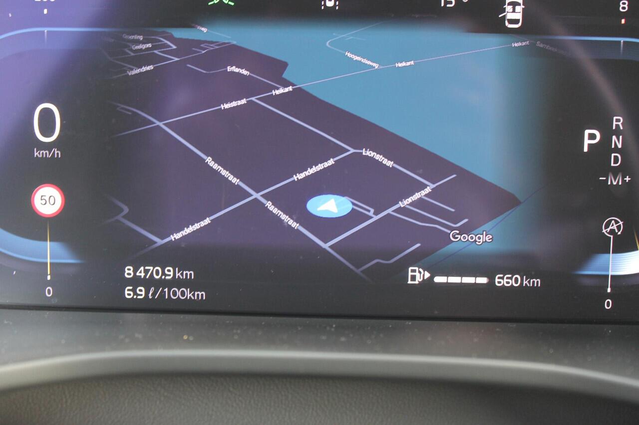 Volvo XC40 2.0 B4 Plus Dark Google Infotainment / Semi elektrisch wegklapbare trekhaak / Verwarmbare voorruit / Harman Kardon Audio installatie / Elektrisch bedienbare voorstoelen