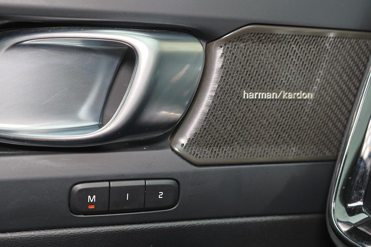 Volvo XC40 Twin Ultimate 78 kWh - Panorama/schuifdak - IntelliSafe Assist & Surround - 360º Camera - Harman/Kardon audio - Verwarmde voorstoelen & stuur - Parkeersensoren voor & achter - Elektr. bedienb. voorstoelen met geheugen links - Draadloze tel. lader - Warmte