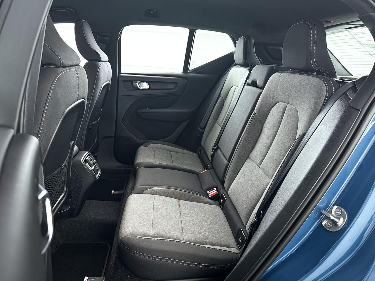 Volvo XC40 B4 Plus Dark | Parkeercamera | Stoel- en Stuurverwarming | Harman Kardon | Trekhaak