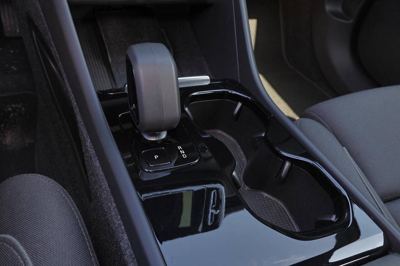 Volvo XC40 Extended Range Plus 82 kWh - IntelliSafe Assist & Surround - Parkeercamera achter - Verwarmde voorstoelen & stuur - Parkeersensoren voor & achter - Draadloze tel. lader - Warmtepomp - Elektr. inklapbare trekhaak - 19' LMV