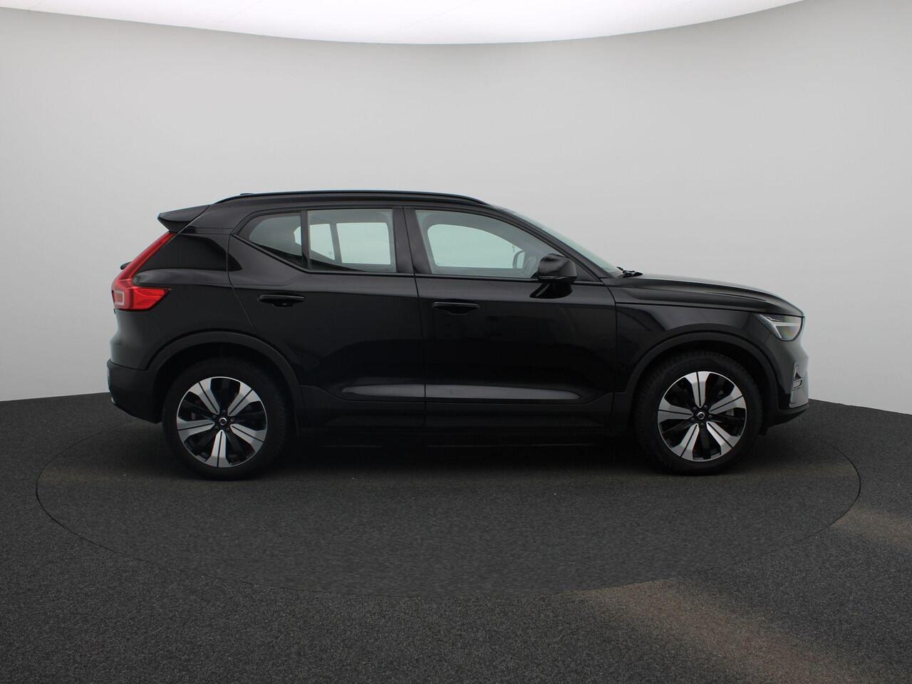 Volvo XC40 Recharge Core 232PK | Allseason-banden | Grootlicht-assistent | Achteruitrijcamera + parkeersensoren | Climate control | Apple CarPlay & Android Auto
