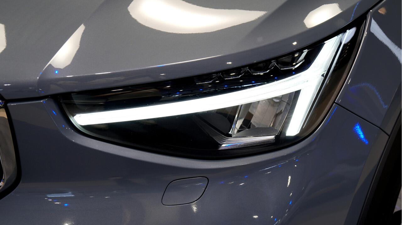 Volvo XC40 1.5 T4 Plug-in Hybrid 155kW/211pk DCT7 Ultimate FACELIFT! PANORAMADAK + HARMAN/KARDON + ADAPT.CRUISE + PILOT ASSIST + NAVI SENSUS + BLIS + LANE ASSIST + EL.STOELEN + STOEL-&STUURVERWARMING + CAMERA + KEYLESS + PARKSENSOREN V&A + 19" LM-VELGEN!!