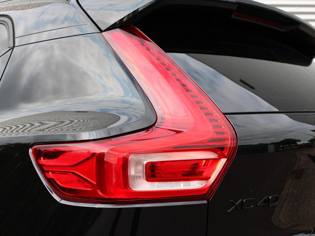 Volvo XC40 2.0 B4 Plus Black Edition Automaat / Panoramadak / Microtech Nubuck bekleding / Privacy Glass / Harman Kardon