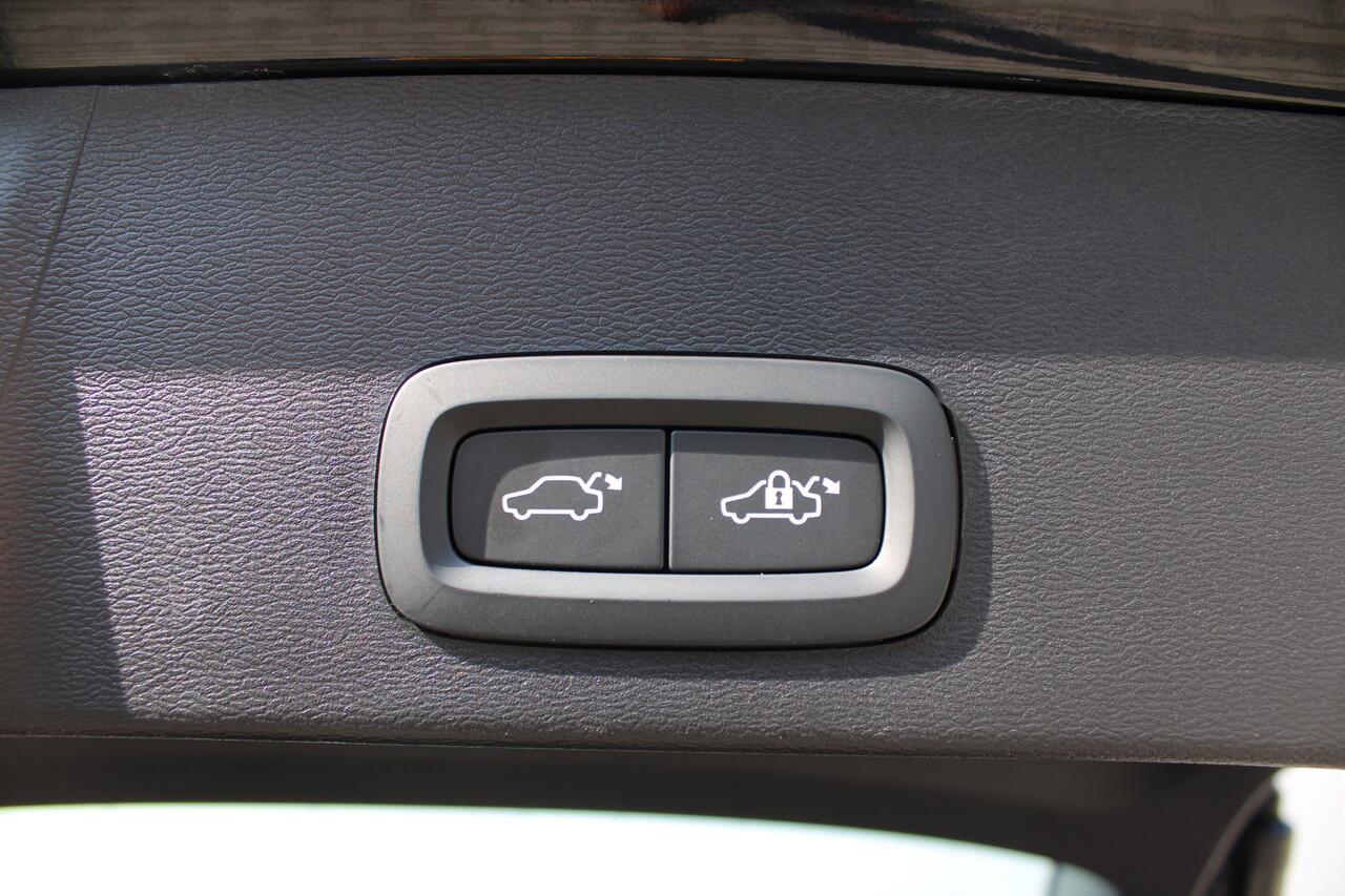 Volvo XC40 B4 Plus Dark | El. Bestuurders stoel | Trekhaak | Harman Kardon