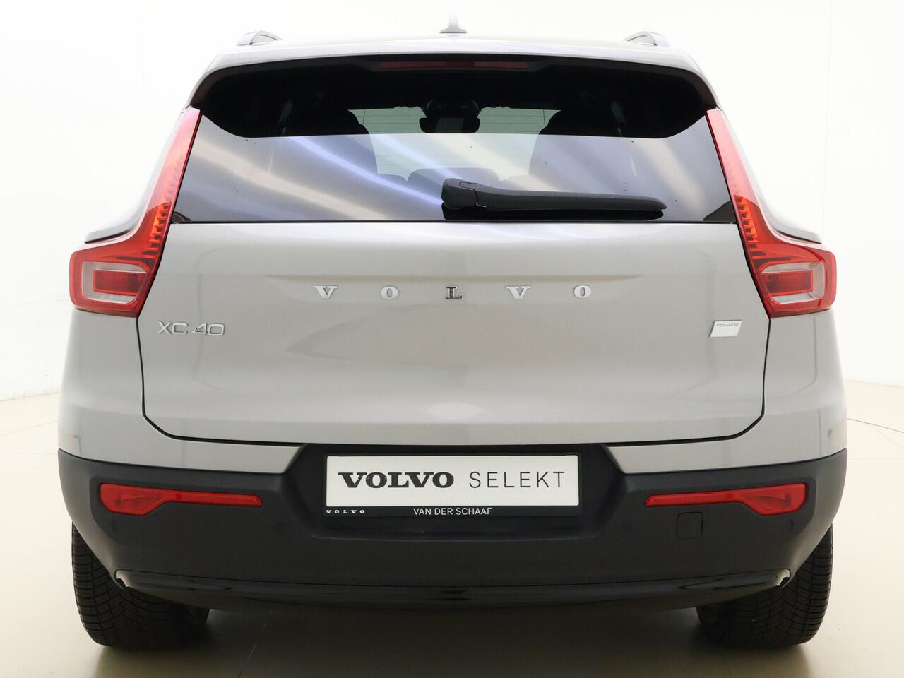 Volvo XC40 Extended Range Plus 82 kWh / Keyless entry / BLIS / Stoel/- en stuurverwarming / Trekhaak / Camera /