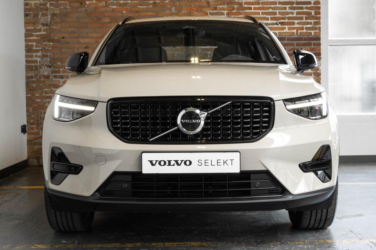Volvo XC40 B4 Plus Dark | Verwarmde Voorstoelen+Stuurwiel | Verwarmde voorruit | Semi-Elektrische Trekhaak | Harman Kardon Premium Audio | Apple Carplay / Android Auto | Electrisch bedienbare voorstoelen | Google infotaiment