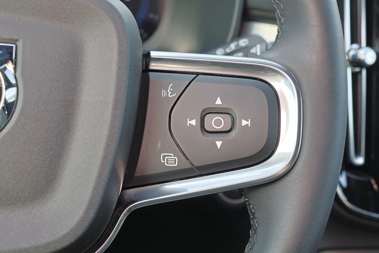 Volvo XC40 B3 Plus Dark - IntelliSafe Assist & Surround - 360º Camera - Harman/Kardon audio - Verwarmde voorstoelen & stuur - Parkeersensoren voor & achter - Elektr. bedienb. voorstoelen met geheugen links - Draadloze tel. lader - Extra getint glas - 19' LMV