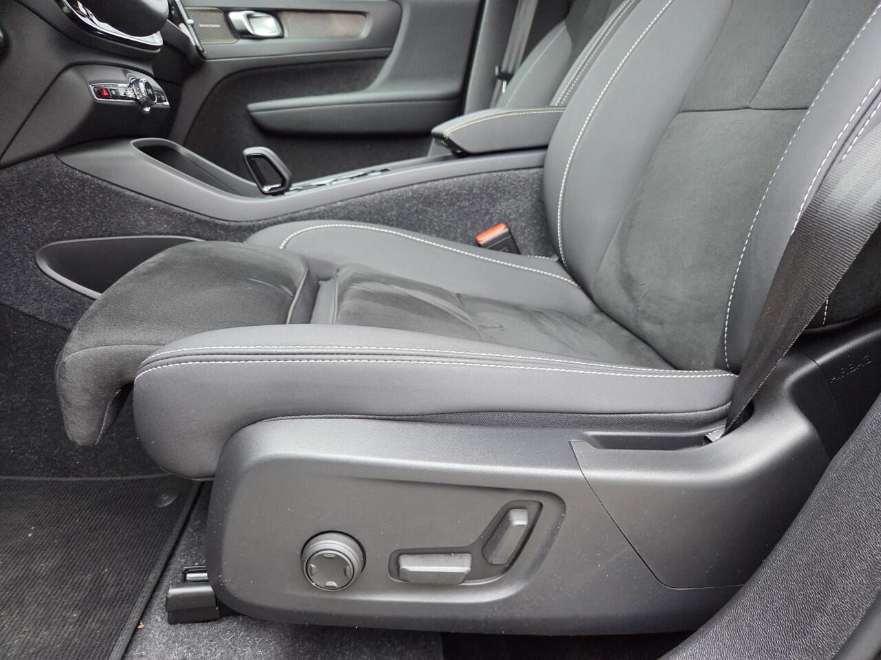 Volvo XC40 Plug-in hybrid T4 Ultimate Dark | Trekhaak | Panoramadak | 360° camera | Harman Kardon audio | Adaptive cruise control | Navigatie | Stoel- en stuurverwarming | Apple Carplay / Android Auto | Elektrische stoelverstelling |