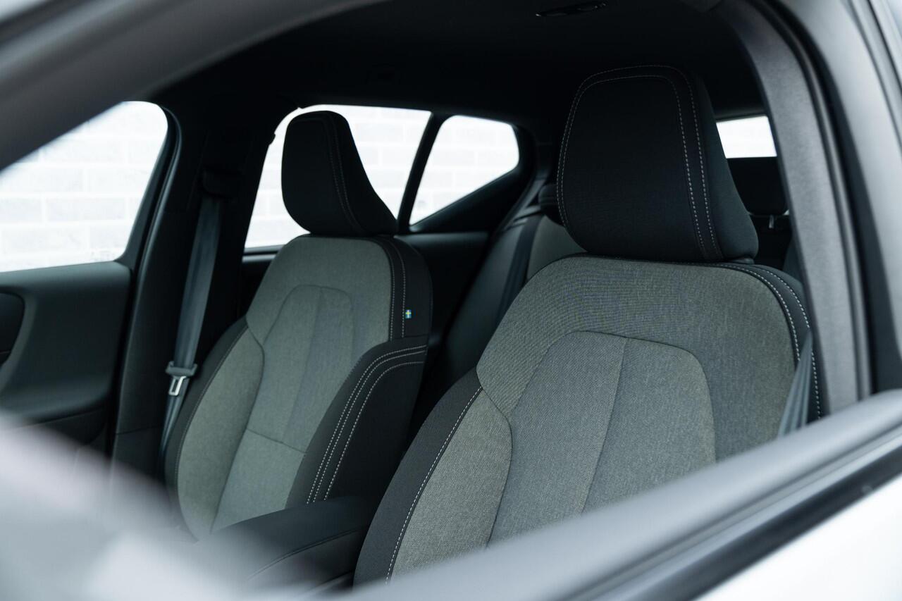 Volvo XC40 B4 Plus Dark Aut | Trekhaak 2000 kg | All-seasonbanden | BLIS | Adaptive Cruis control | 19" Wielen | Verw.voorstoelen | Verw. voorruit | Parkeercamera |