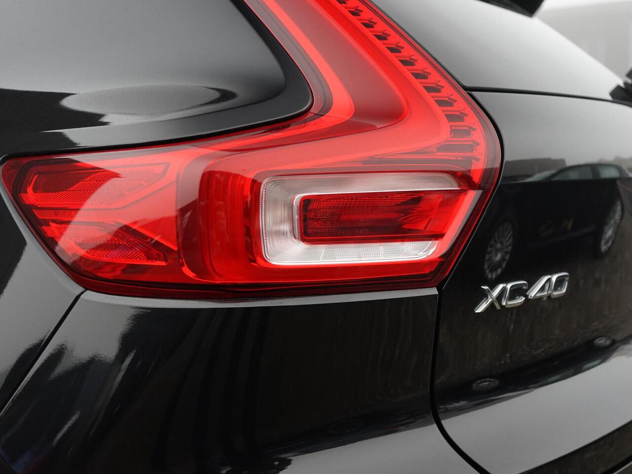 Volvo XC40 1.5 T5 Plug-in hybrid Plus Dark facelift / 1e Eig / Dealeronderh / Stoel- Stuurverwarming / Camera / Carplay / LED / Half leder