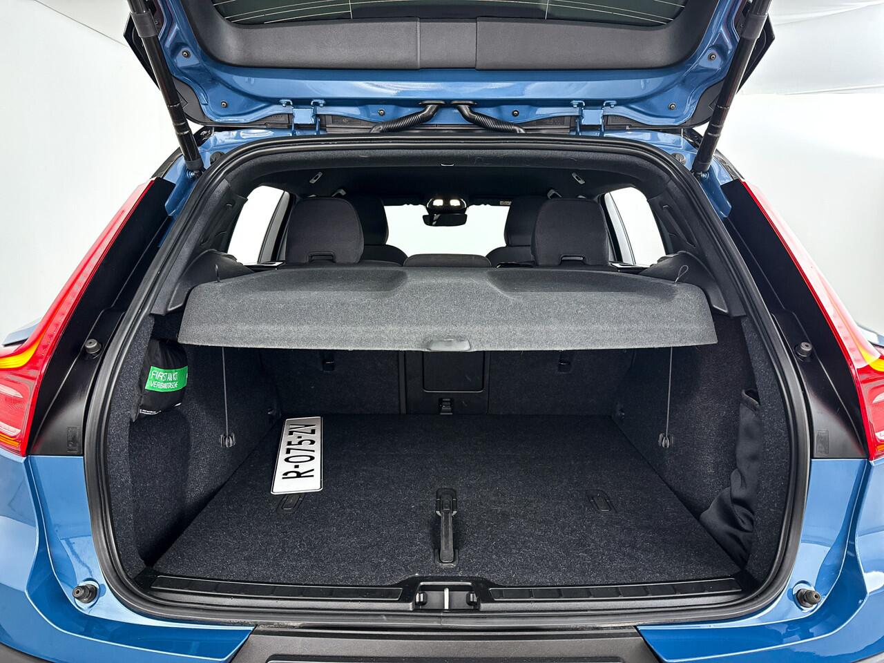 Volvo XC40 Recharge Plus 70 kWh | Stoel- en stuurverwarming | Trekhaak | Parkeercamera