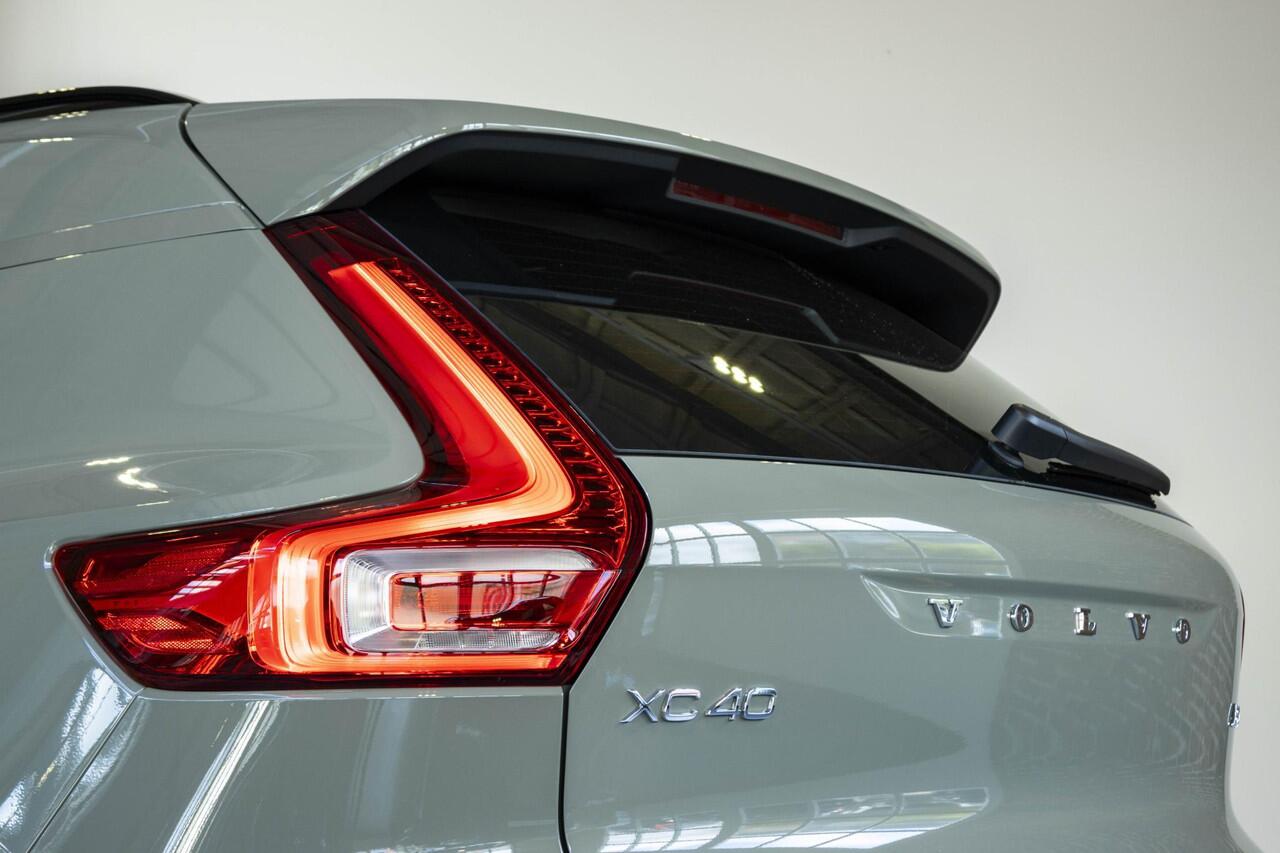 Volvo XC40 B4 Plus Dark | Verwarmde Voorstoelen+Stuurwiel | Verwarmde voorruit | Semi-Elektrische Trekhaak | Harman Kardon Premium Audio | Apple Carplay / Android Auto | Elektrisch bedienbare voorstoelen | Google infotaiment