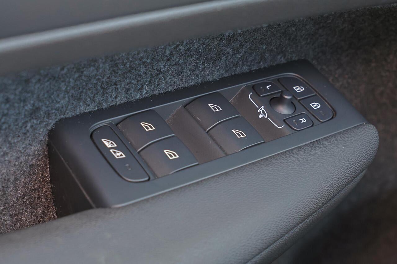 Volvo XC40 T5 Recharge Plus Dark - IntelliSafe Assist - 360º Camera - Harman/Kardon audio - Verwarmde voorstoelen & stuur - Parkeersensoren voor & achter - Elektr. bedienb. voorstoelen met geheugen links - Draadloze tel. lader - Extra getint glas - 19' LMV