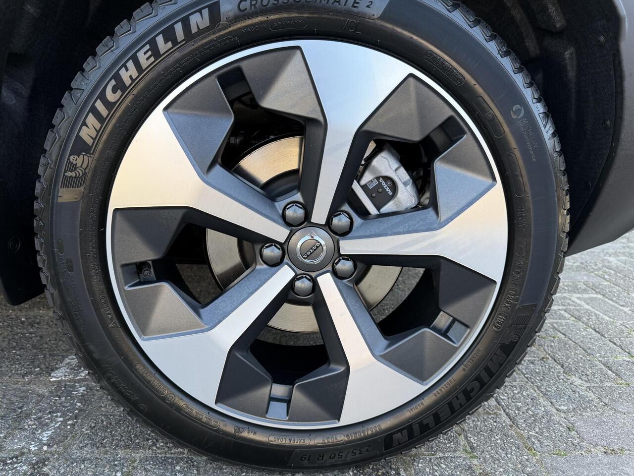 Volvo XC40 2.0 B4 Plus Dark , Automaat, Stoel+Stuur Verwarming, 360 Camera, Elek. Verstelbare stoel met geheugen, Harman/Kardon, Adaptive Cruise, Extra Getint Glas, Google, Carplay, DAB, Keyless, Verwarmde Voorruit,