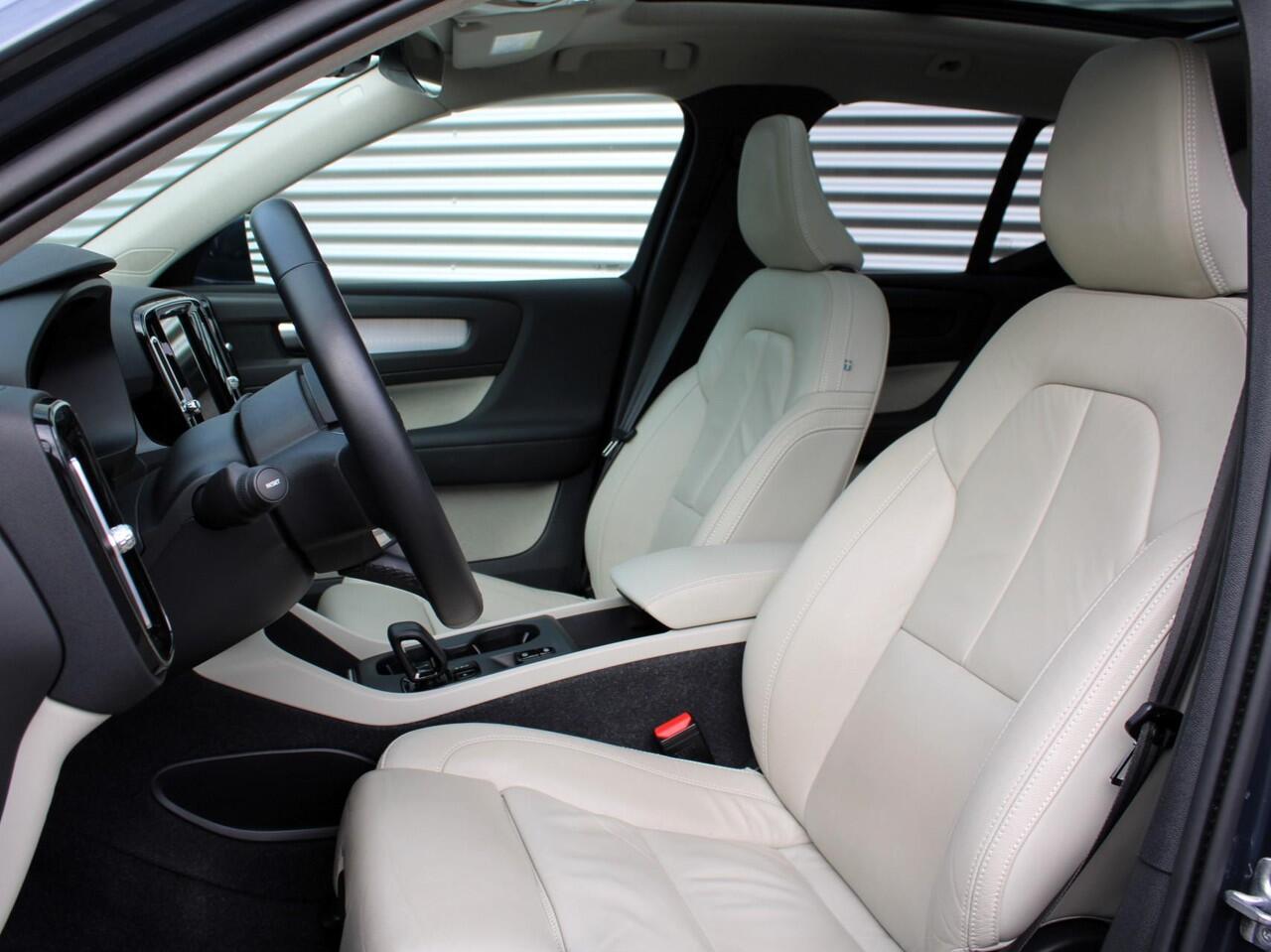 Volvo XC40 1.5 T4 Recharge Inscription Expression Automaat / Panoramadak / Leder interieur / Privacy Glass / 19" velgen