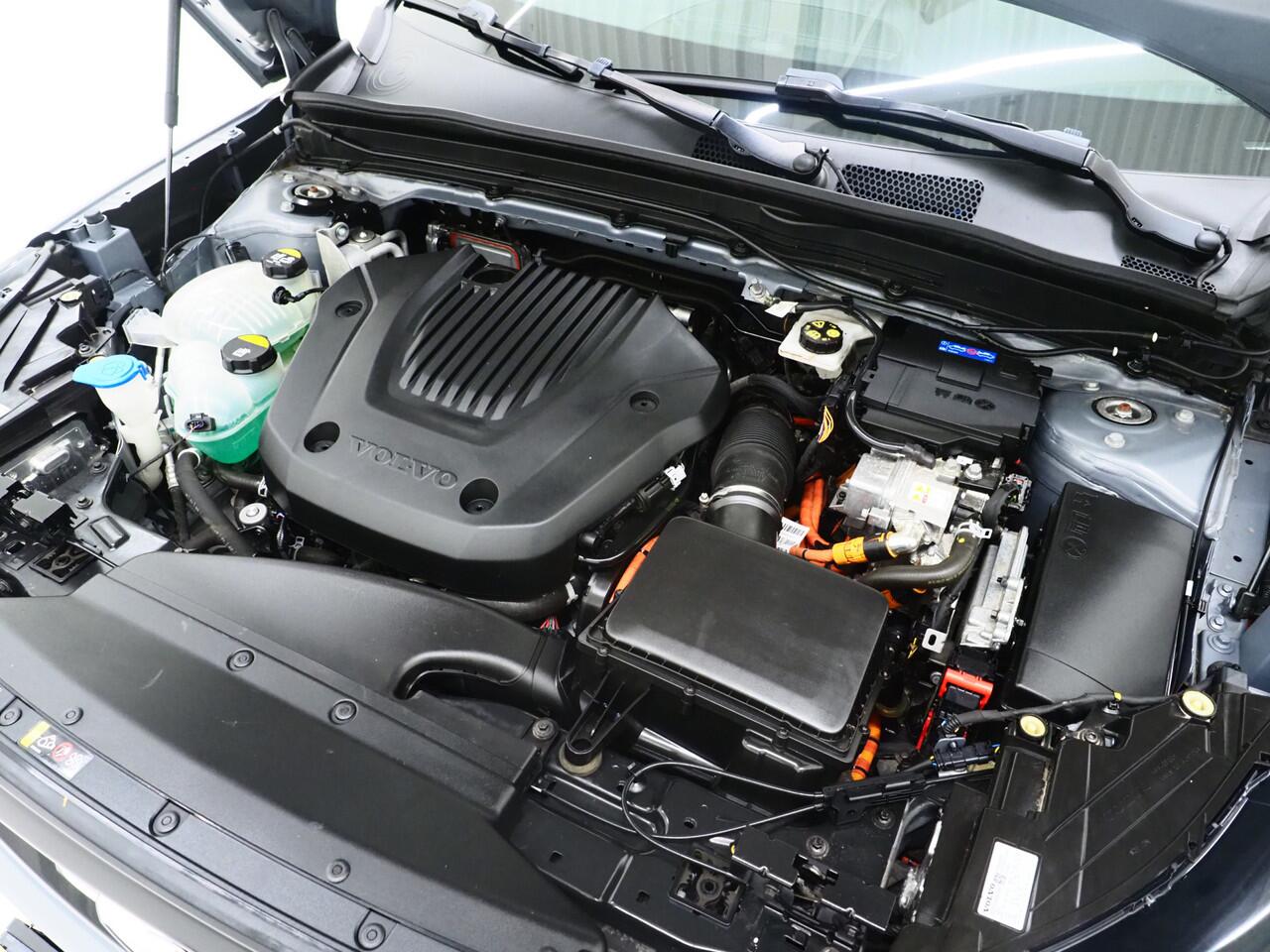 Volvo XC40 1.5 T5 Plug-in hybrid Ultimate Dark | Panoramadak | Pilot Assist | Harman/Kardon | Trekhaak | Leder | 360 | Keyless