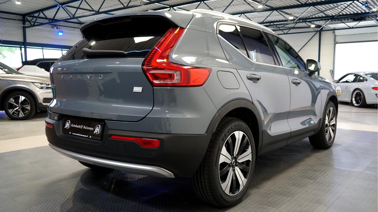 Volvo XC40 1.5 T4 Plug-in Hybrid 155kW/211pk DCT7 Ultimate FACELIFT! PANORAMADAK + HARMAN/KARDON + ADAPT.CRUISE + PILOT ASSIST + NAVI SENSUS + BLIS + LANE ASSIST + EL.STOELEN + STOEL-&STUURVERWARMING + CAMERA + KEYLESS + PARKSENSOREN V&A + 19" LM-VELGEN!!
