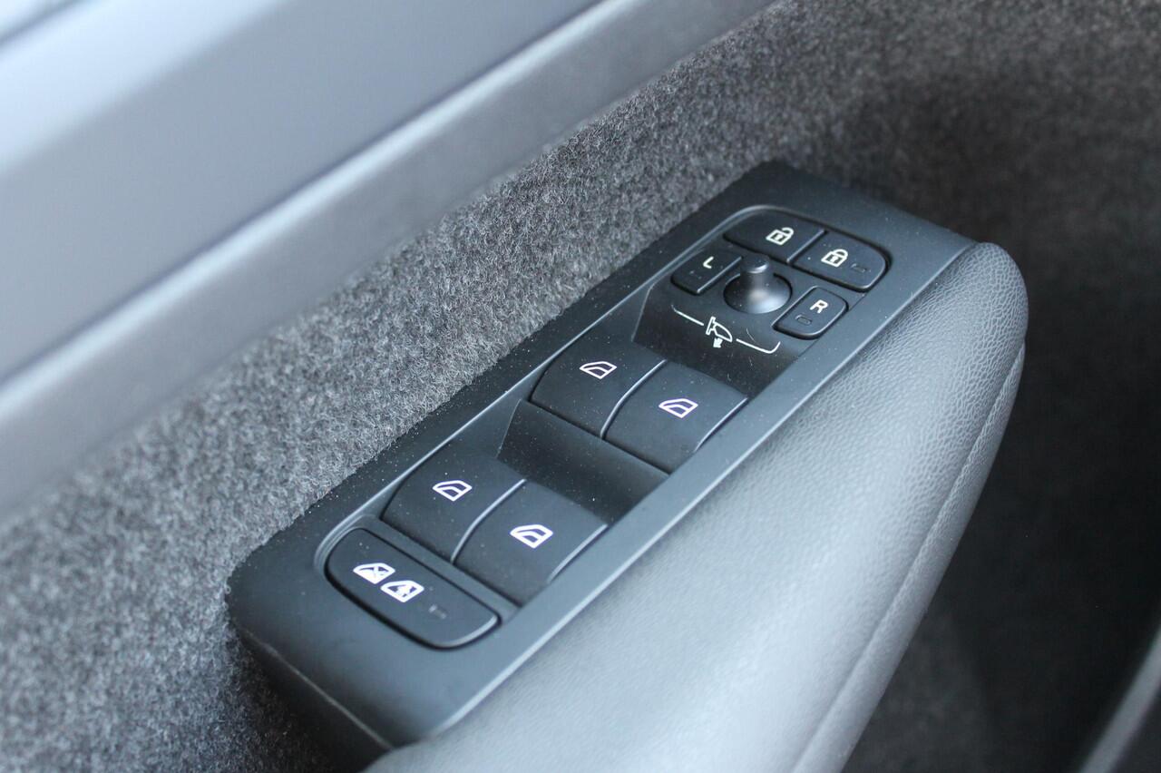 Volvo XC40 231PK Single Motor 70 kWh Core Nubuck bekleding / Google Navigatie / Warmte Pomp / Climate pack / Privacy Glass / Camera achter