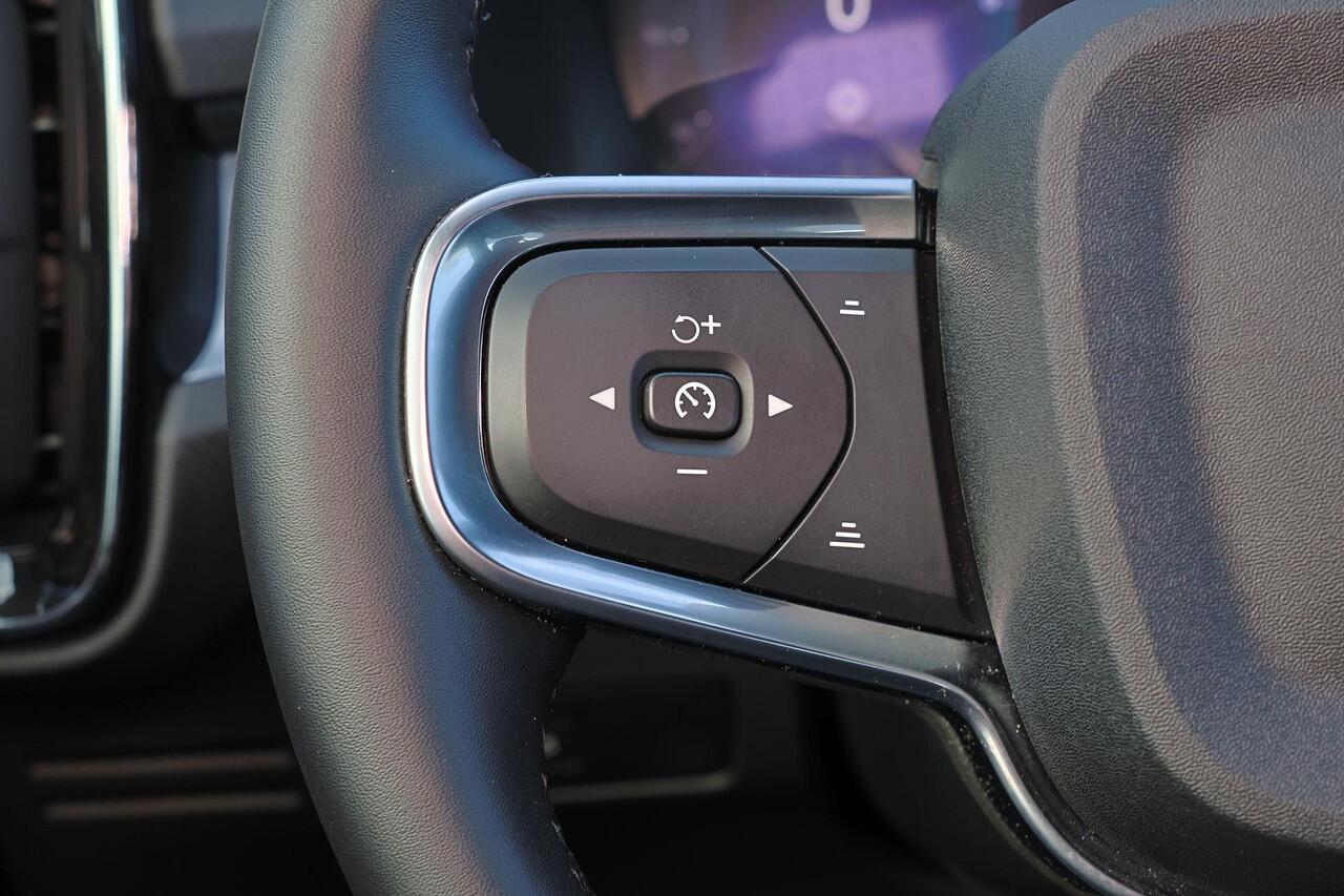 Volvo XC40 B4 Plus Dark - IntelliSafe Assist & Surround - Harman/Kardon audio - Parkeercamera achter - Verwarmde voorstoelen & stuur - Parkeersensoren voor & achter - Elektr. bedienb. voorstoelen met geheugen links - Draadloze tel. lader - Elektr. inklapbare trekhaa