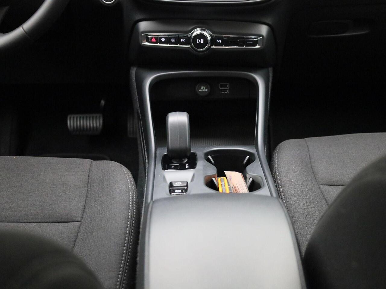 Volvo XC40 T2 Momentum Core | Navigatie | Camera | Apple Carplay/Android Auto