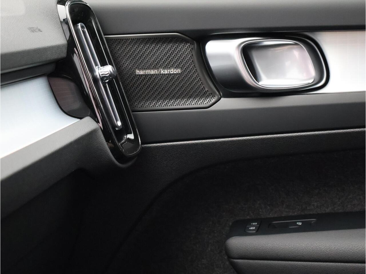 Volvo XC40 2.0 B4 Plus Black Edition / Nubuck Bekleding / Harman Kardon / Stoel+Stuurverwarming / Adaptive Cruise / Pilot Assist / BLIS / Keyless /