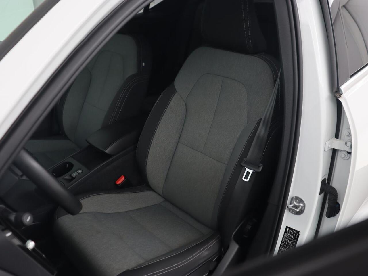 Volvo XC40 1.5 T4 Recharge Inscription | Stoel & stuurverwarming | Full LED | Carplay | Navigatie | DAB | Cruise control | Climate control | PHEV | Plug In