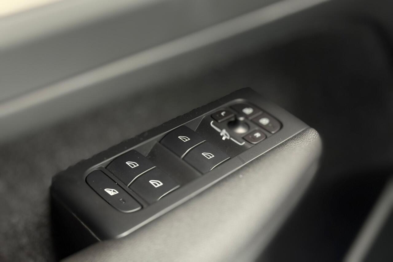 Volvo XC40 1.5 T3 Momentum Pro 164pk - Camera - ACC - Pano - Trekhaak - Carplay - Harman Kardon - Rijklaar