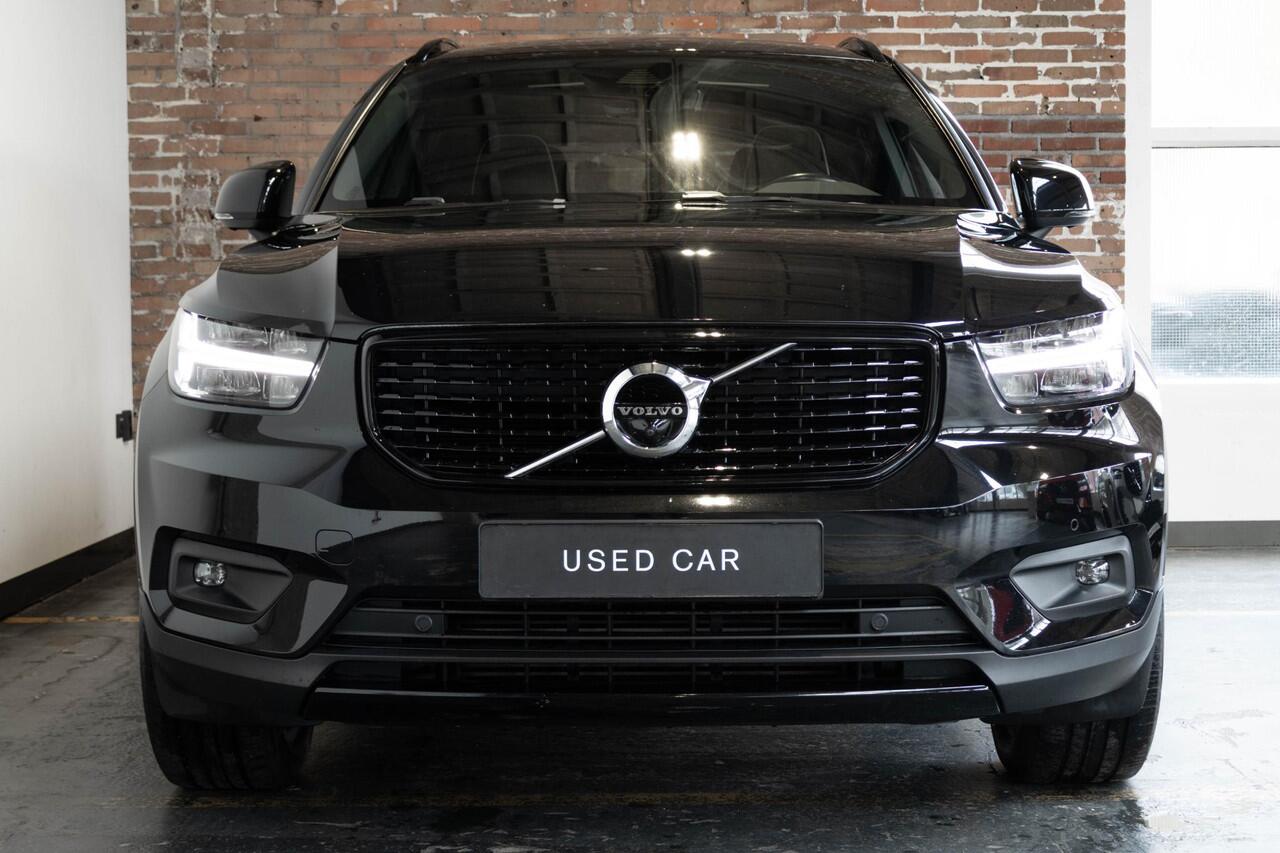 Volvo XC40 T3 Automaat R-Design | Panoramadak | 360° Parkeercamera | Adaptive Cruise Control | BLIS | Parkeersensoren voor + achter | Harman Kardon Premium Audio | BLIS | Stoelverwarming | Volvo on Call | 19'' Lichtmetalen velgen