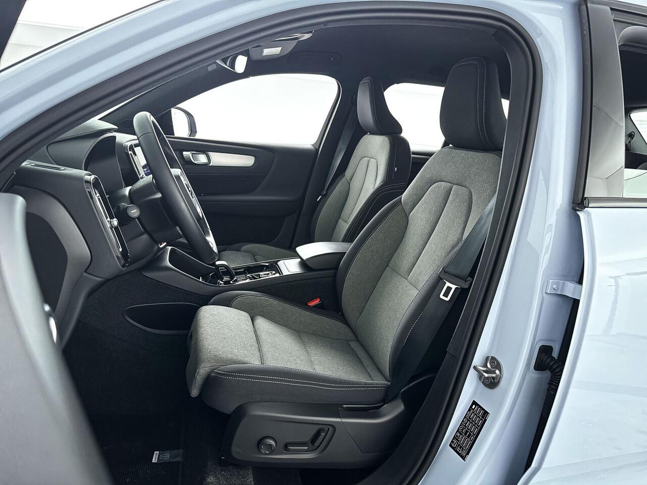 Volvo XC40 B4 Aut. Plus Dark | Stoel- en Stuurverwarming | Harman Kardon | Parkeercamera | Trekhaak