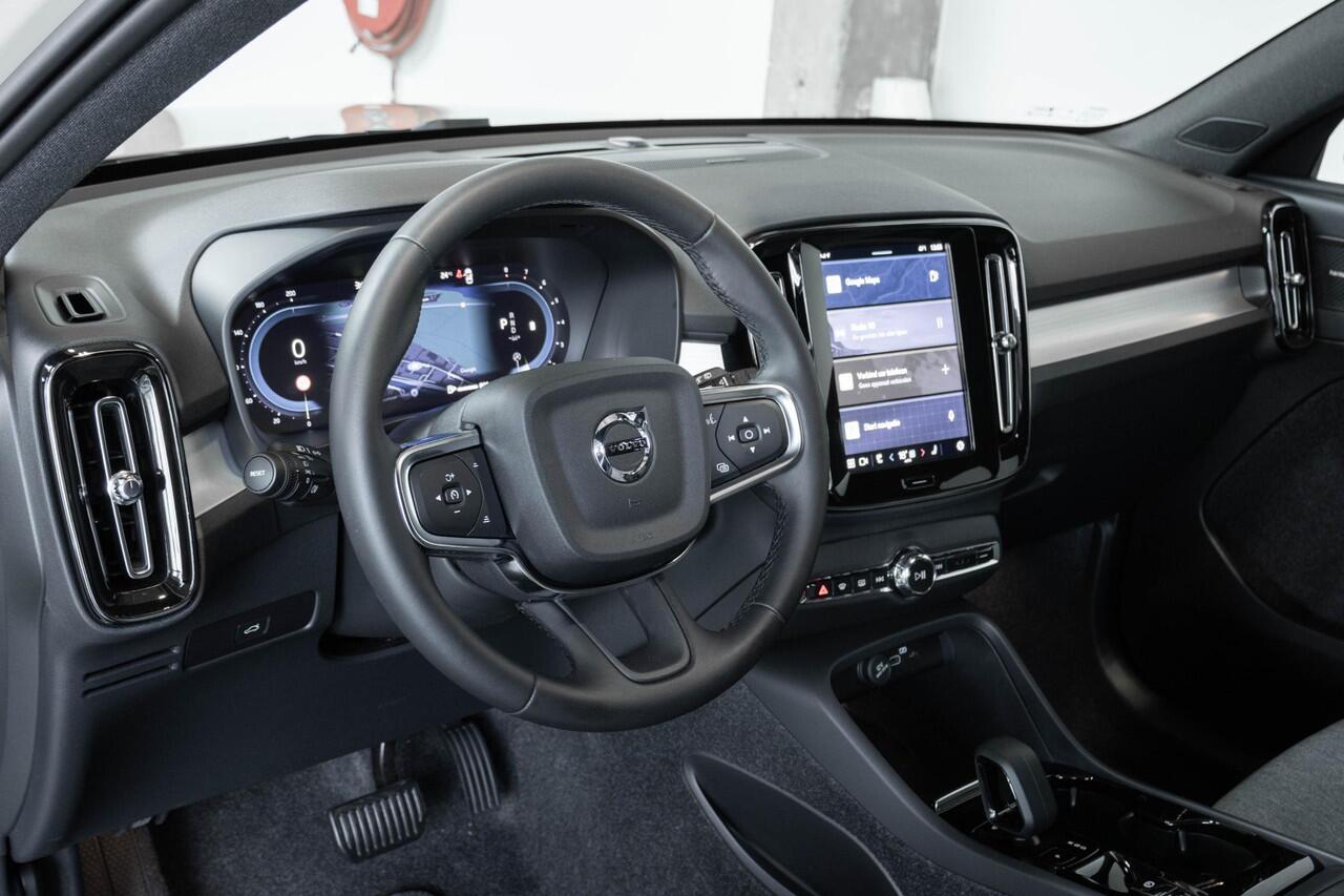 Volvo XC40 B4 Plus Dark | Verwarmde Voorstoelen+Stuurwiel | Verwarmde voorruit | Semi-Elektrische Trekhaak | Harman Kardon Premium Audio | Apple Carplay / Android Auto | Electrisch bedienbare voorstoelen | Google infotaiment