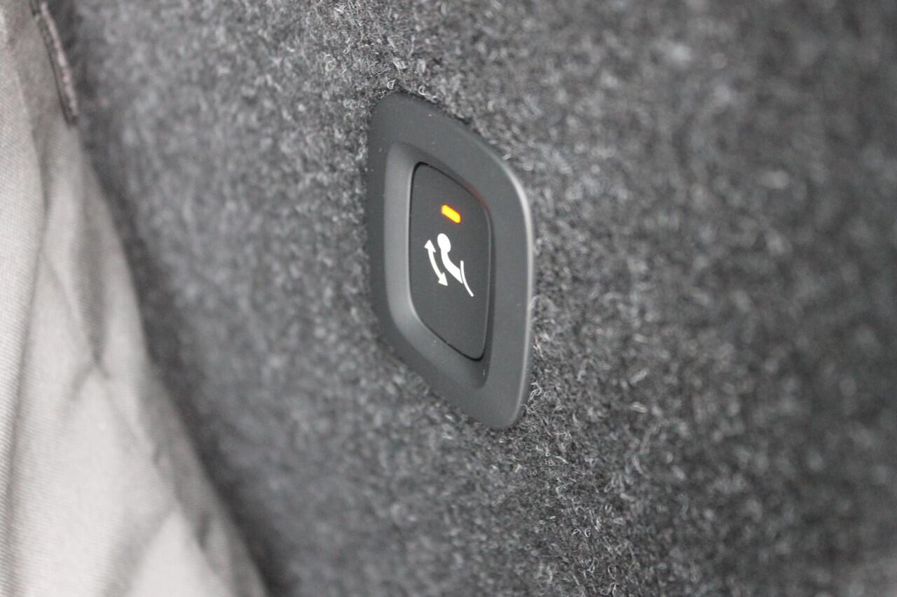 Volvo XC40 B4 211PK Automaat Plus Dark Google Infotainment / Verwarmbare voorruit / Semi elektrisch wegklapbare trekhaak / Elektrisch verstelbare voorstoelen met geheugen op de bestuurdersstoel