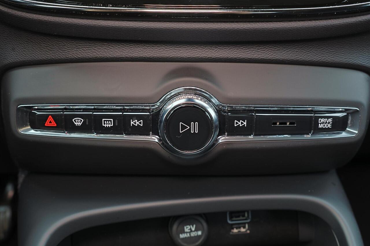 Volvo XC40 T2 Momentum - AUTOMAAT - Sensus Navigatie - LED-koplampen - Cruise Control - Climate control - Parkeersensoren achter - 19' LMV