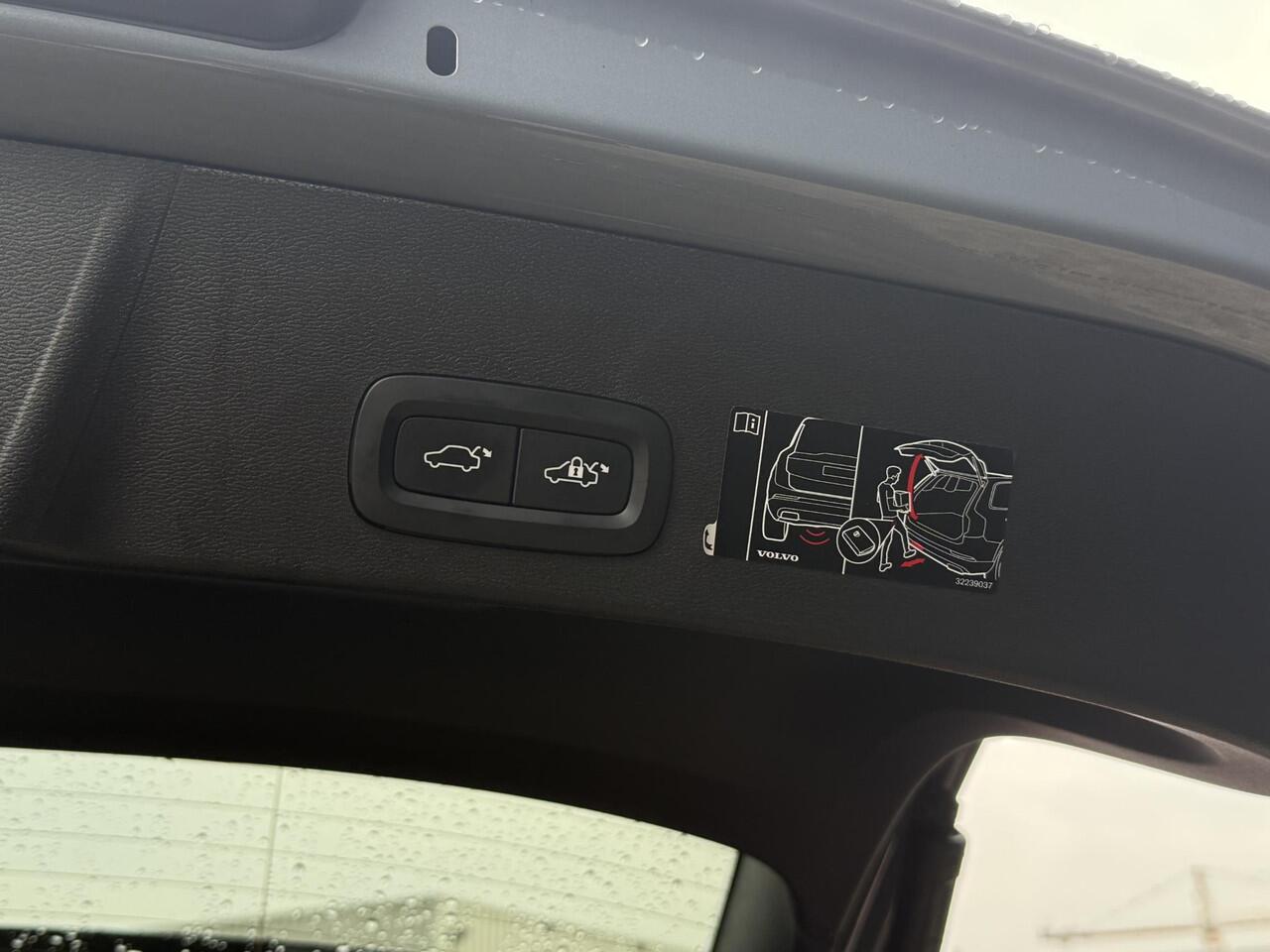 Volvo XC40 1.5 T4 Plug-in hybrid Plus Dark , Automaat , Adaptive Cruise , Pilot Assist , Leder , Stoel+Stuur+Achterbank Verwarmd , Harman/Kardon , Camera , Elek. verstelbare stoel met geheugen , Carplay , Navi , Bluetooth ,