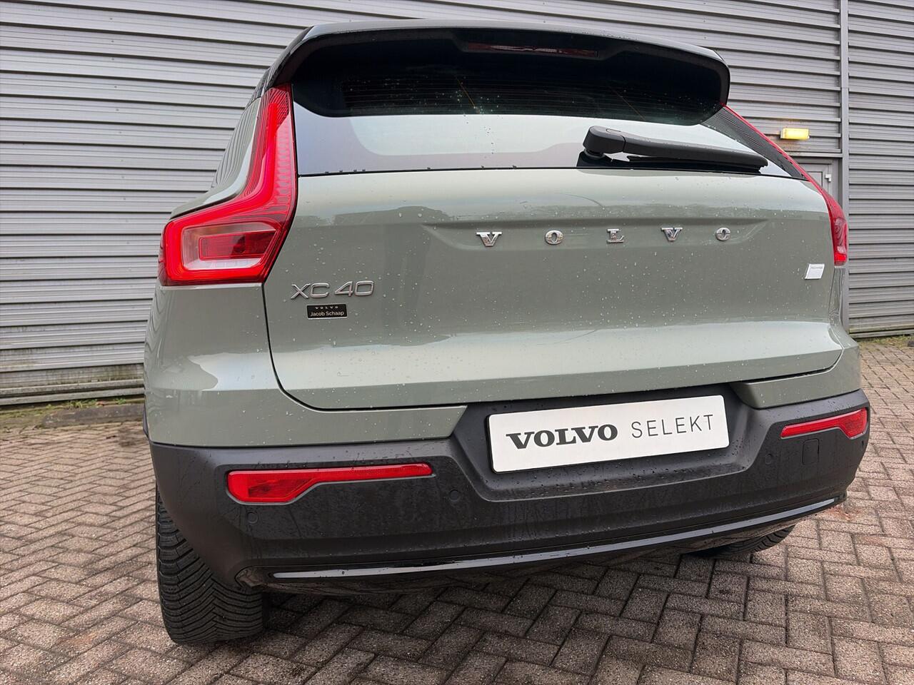 Volvo XC40 Single Motor Plus 69 kWh / Stoel- en stuurverwarming / Achteruitrijcamera / Elektrische achterklep /